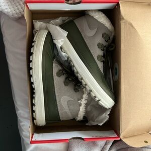 Nike women’s winter boots